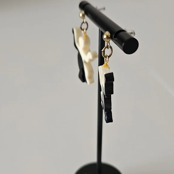 Black and White Dancing People - Picture 2 of 3